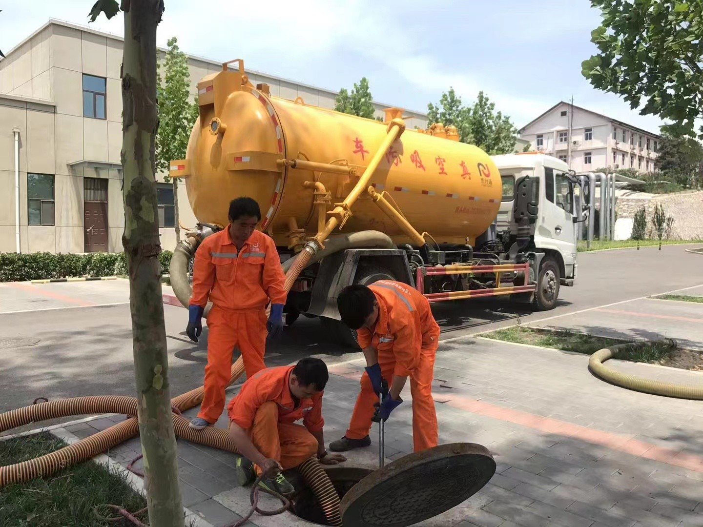 清江浦管道疏通车停在窨井附近