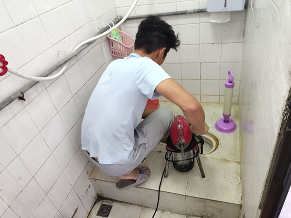 清江浦管道堵塞冒臭气 专业师傅现场解决问题